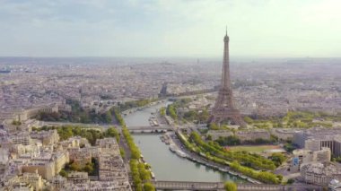 Paris, Fransa - Mayıs 2019: Tarihi şehir merkezi ve Eyfel kulesinin insansız hava aracı görüntüsü