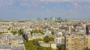 Paris, Fransa - Mayıs 2019: Hava aracı tarihi şehir merkezine Savunma Bölgesi ile birlikte ufuk çizgisi görüntüsü.
