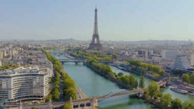 Paris, Fransa - Mayıs 2019: Tarihi şehir merkezi ve Eyfel kulesinin insansız hava aracı görüntüsü