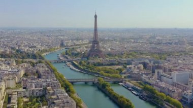 Paris, Fransa - Mayıs 2019: Tarihi şehir merkezi ve Eyfel kulesinin insansız hava aracı görüntüsü