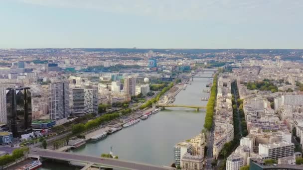 法国巴黎- 2019年5月：从空中俯瞰历史市中心。著名的地标 — 图库视频影像