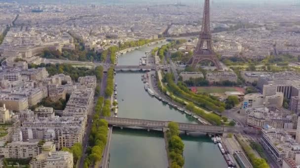 Παρίσι, Γαλλία - Μάιος, 2019: Αεροφωτογραφία του ιστορικού κέντρου της πόλης και του πύργου του Άιφελ — Αρχείο Βίντεο