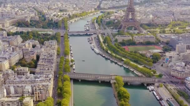 Παρίσι, Γαλλία - Μάιος, 2019: Αεροφωτογραφία του ιστορικού κέντρου της πόλης και του πύργου του Άιφελ — Αρχείο Βίντεο