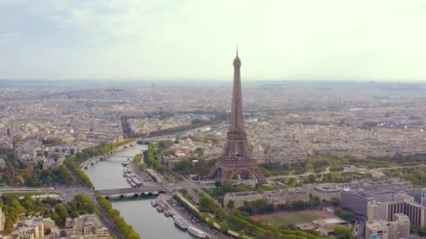 Paris, Fransa - Mayıs 2019: Tarihi şehir merkezi ve Eyfel kulesinin insansız hava aracı görüntüsü — Stok video