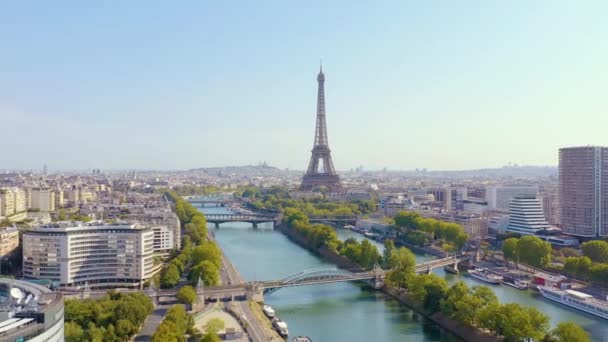 Paris, Frankrike - maj 2019: Flygdrönare utsikt över historiska stadskärnan och Eiffeltornet — Stockvideo