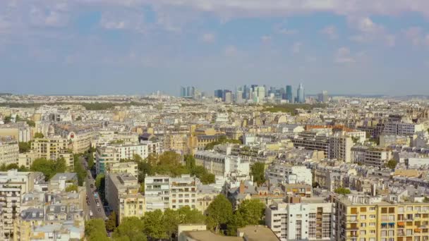 Parijs, Frankrijk - mei 2019: Luchtvaart drone skyline zicht op historisch stadscentrum met Defensie zakendistrict. — Stockvideo