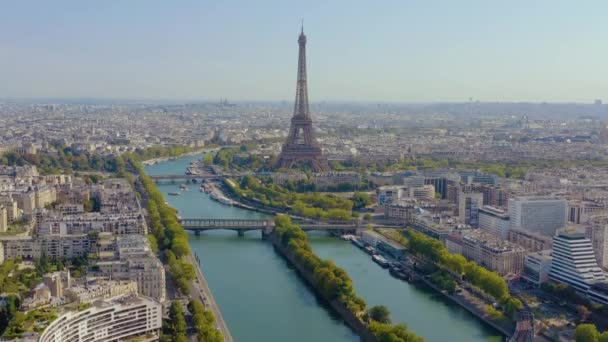 PARÍS, FRANCIA - MAYO de 2019: Vista aérea del centro histórico de la ciudad y la torre Eiffel — Vídeos de Stock