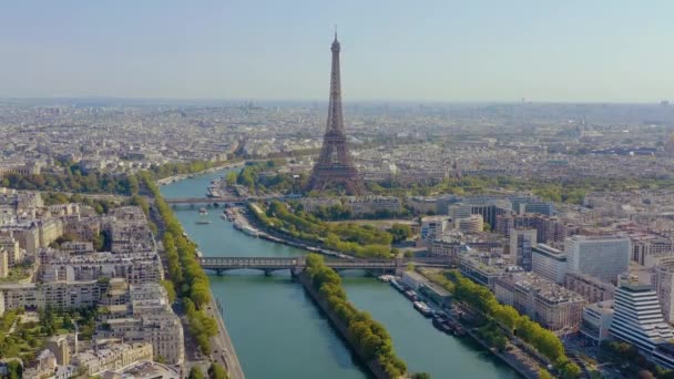 Párizs, Franciaország - 2019. május: Légi drón kilátás a történelmi városközpontra és az Eiffel-toronyra — Stock videók