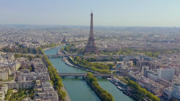 Párizs, Franciaország - 2019. május: Légi drón kilátás a történelmi városközpontra és az Eiffel-toronyra — Stock videók