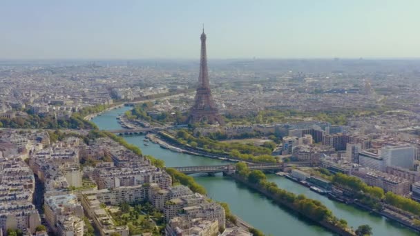 Parijs, Frankrijk - mei 2019: Uitzicht op het historische stadscentrum en de Eiffeltoren vanuit de lucht — Stockvideo