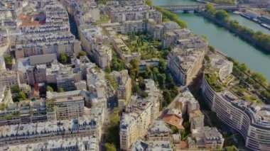 Paris, Fransa - Mayıs 2019: Eiffel Kulesi ve Seine Nehri ile tarihi şehir merkezinin insansız hava aracı görüntüsü.