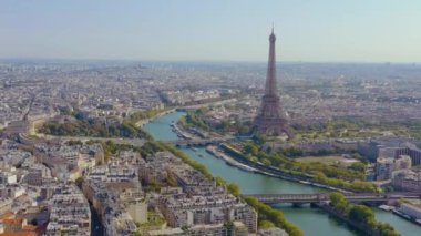 Paris, Fransa - Mayıs 2019: Eiffel Kulesi ve Seine Nehri ile tarihi şehir merkezinin insansız hava aracı görüntüsü.