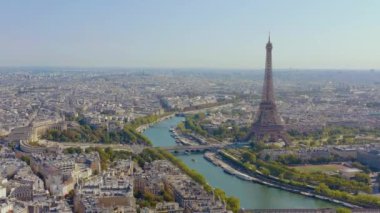 Paris, Fransa - Mayıs 2019: Eiffel Kulesi ve Seine Nehri ile tarihi şehir merkezinin insansız hava aracı görüntüsü.