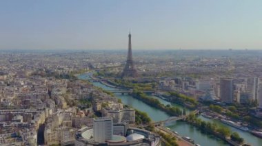 Paris, Fransa - Mayıs 2019: Eiffel Kulesi ve Seine Nehri ile tarihi şehir merkezinin insansız hava aracı görüntüsü.