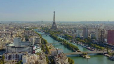 Paris, Fransa - Mayıs 2019: Eiffel Kulesi ve Seine Nehri ile tarihi şehir merkezinin insansız hava aracı görüntüsü.