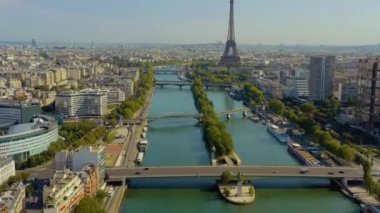 Paris, Fransa - Mayıs 2019: Eiffel Kulesi ve Seine Nehri ile tarihi şehir merkezinin insansız hava aracı görüntüsü.