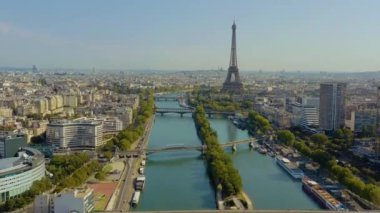 Paris, Fransa - Mayıs 2019: Eiffel Kulesi ve Seine Nehri ile tarihi şehir merkezinin insansız hava aracı görüntüsü.