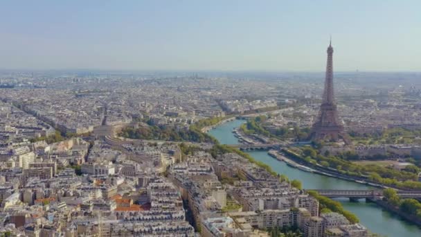 ПАРИЖ, ФРАНЦИЯ - МАЙ, 2019: Воздушный беспилотник с видом на исторический центр города с Эйфелевой башней и рекой Сена . — стоковое видео