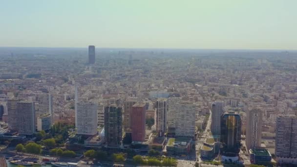 Παρίσι, Γαλλία - Μάιος, 2019: Αεροφωτογραφία του ιστορικού κέντρου της πόλης. Διάσημο ορόσημο από ψηλά — Αρχείο Βίντεο