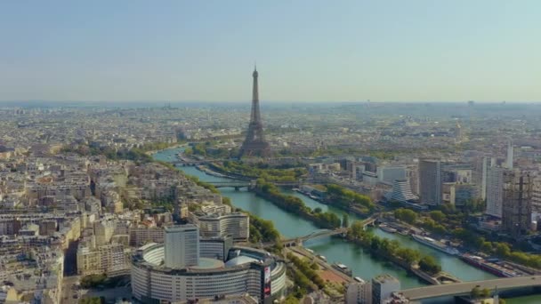 PARIS, FRANCE - MAI 2019 : Vue aérienne par drone du centre-ville historique avec tour Eiffel et Seine . — Video