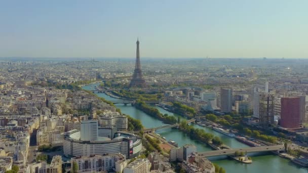 Paryż, Francja - maj, 2019: Widok z lotu ptaka na historyczne centrum miasta z wieżą Eiffla i rzeką Sekwaną. — Wideo stockowe