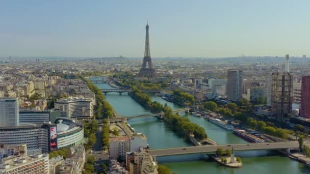 法国巴黎- 2019年5月：埃菲尔铁塔和塞纳河的历史市中心无人驾驶飞机图像. — 图库视频影像