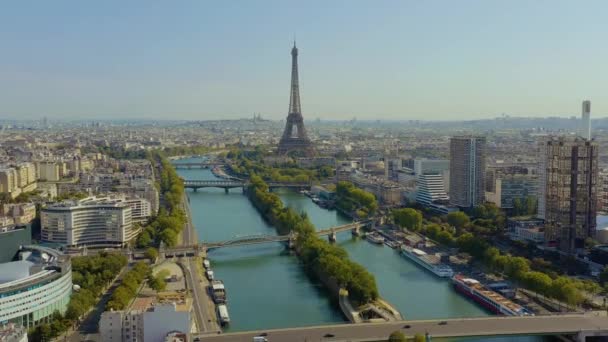 Paris, Frankrike - maj 2019: Flygdrönare utsikt över historiska stadskärnan med Eiffeltornet och floden Seine. — Stockvideo