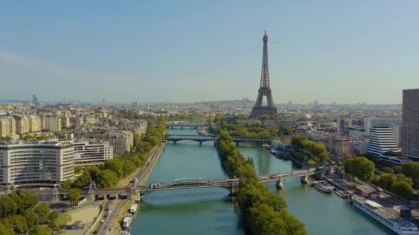 Párizs, Franciaország - 2019. május: Légi drón kilátás a történelmi városközpontra az Eiffel-toronnyal és a Szajna folyóval. — Stock videók