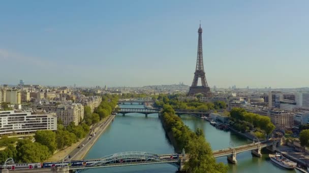 Párizs, Franciaország - 2019. május: Légi drón kilátás a történelmi városközpontra az Eiffel-toronnyal és a Szajna folyóval. — Stock videók