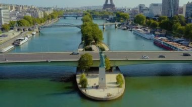 Paris, Fransa - Mayıs 2019: Eiffel Kulesi ve Seine Nehri ile tarihi şehir merkezinin insansız hava aracı görüntüsü.