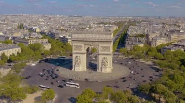Paris, Fransa - Mayıs 2019: Tarihi şehir merkezinde Zafer Kemeri 'nin hava aracı görüntüsü.