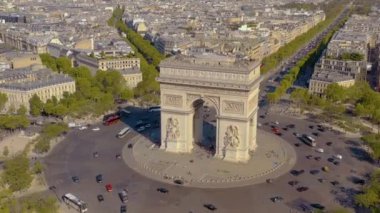 Paris, Fransa - Mayıs 2019: Tarihi şehir merkezinde Zafer Kemeri 'nin hava aracı görüntüsü.