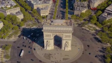 Paris, Fransa - Mayıs 2019: Tarihi şehir merkezinde Zafer Kemeri 'nin hava aracı görüntüsü.