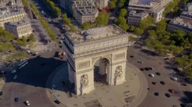 Paris, Fransa - Mayıs 2019: Tarihi şehir merkezinde Zafer Kemeri 'nin hava aracı görüntüsü.