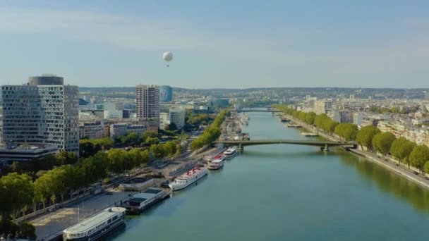Parijs, Frankrijk - mei 2019: Uitzicht op het historische centrum van de stad over de oevers van de Seine. — Stockvideo