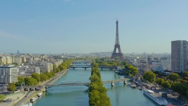 Paris, Fransa - Mayıs 2019: Eiffel Kulesi ve Seine Nehri ile tarihi şehir merkezinin insansız hava aracı görüntüsü. — Stok video