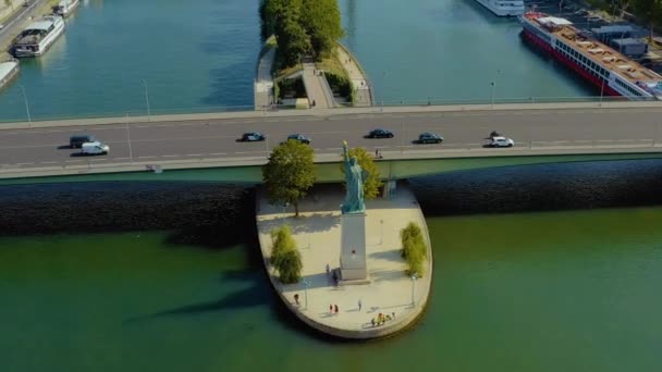 Paris, Fransa - Mayıs 2019: Eiffel Kulesi ve Seine Nehri ile tarihi şehir merkezinin insansız hava aracı görüntüsü. — Stok video