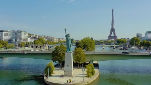 Paris, Fransa - Mayıs 2019: Eiffel Kulesi ve Seine Nehri ile tarihi şehir merkezinin insansız hava aracı görüntüsü. — Stok video