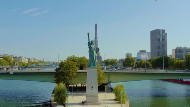 PARÍS, FRANCIA - MAYO 2019: Vista aérea del centro histórico de la ciudad con torre Eiffel y río Sena . — Vídeo de stock