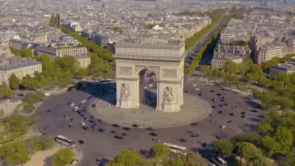 パリ,フランス- 2019年5月:歴史的な都市中心部のTriumphal Archの空中ドローンビュー. — ストック動画