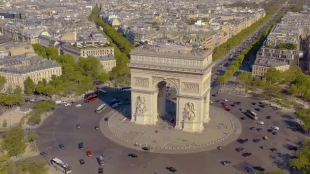 Paris, Fransa - Mayıs 2019: Tarihi şehir merkezinde Zafer Kemeri 'nin hava aracı görüntüsü. — Stok video