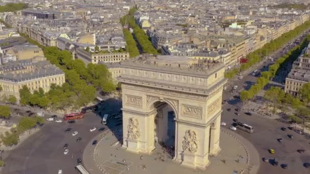 Párizs, Franciaország - 2019. május: A Triumphal Arch légi felvételei a történelmi belvárosban. — Stock videók