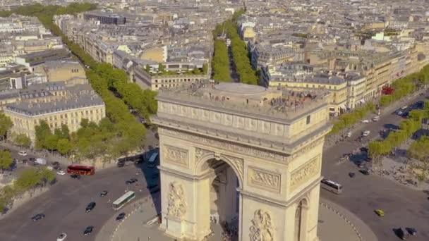 Paříž, Francie - květen, 2019: Letecký pohled na Vítězný oblouk v historickém centru města. — Stock video