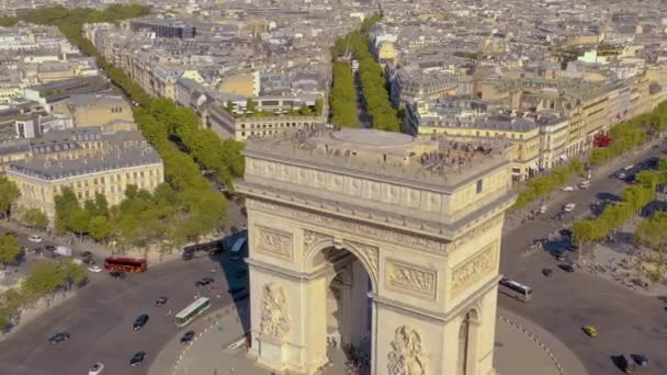 Paris, Fransa - Mayıs 2019: Tarihi şehir merkezinde Zafer Kemeri 'nin hava aracı görüntüsü. — Stok video