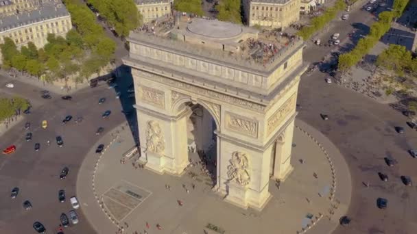 Paris, France - May, 2019: Αεροφωτογραφία του Triumphal Arch στο ιστορικό κέντρο της πόλης. — Αρχείο Βίντεο