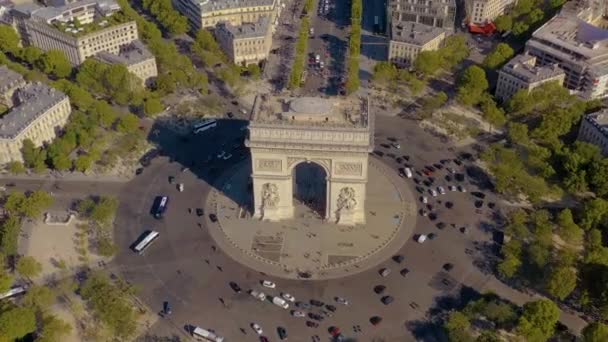 Paris, Fransa - Mayıs 2019: Tarihi şehir merkezinde Zafer Kemeri 'nin hava aracı görüntüsü. — Stok video