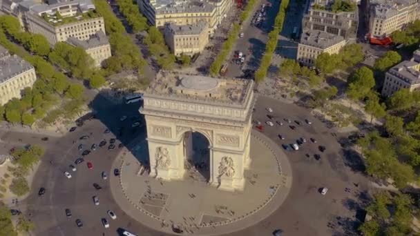 Париж, Франція - травень 2019: Повітряний дрон Вид Триумфальної Арки в історичному центрі міста. — стокове відео