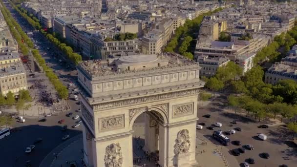 PARÍS, FRANCIA - MAYO de 2019: Vista aérea del Arco del Triunfo en el centro histórico de la ciudad . — Vídeos de Stock