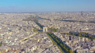 Paris, Fransa - Mayıs 2019: Tarihi şehir merkezinde Zafer Kemeri 'nin hava aracı görüntüsü.