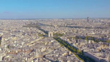 Paris, Fransa - Mayıs 2019: Tarihi şehir merkezinde Zafer Kemeri 'nin hava aracı görüntüsü.